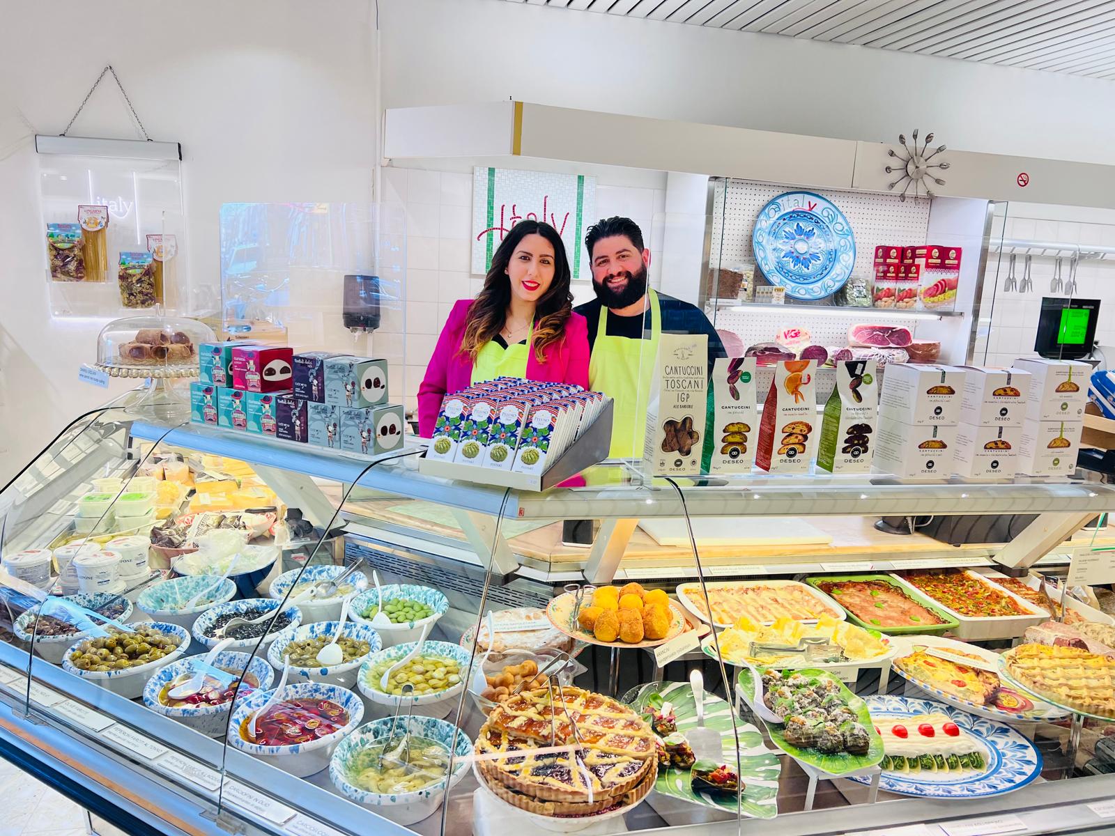 Giuseppe e Maria nella loro bottega Italy Wijnen & Delicatessen
